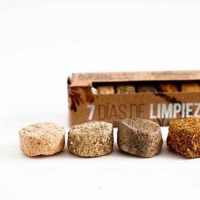 Quatro pastilhas de limpeza naturais alinhadas com embalagem de cartão