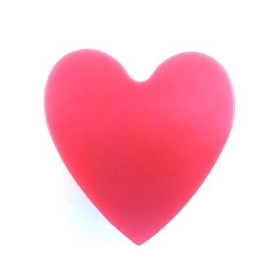 Coração vermelho de superfície lisa com fundo branco