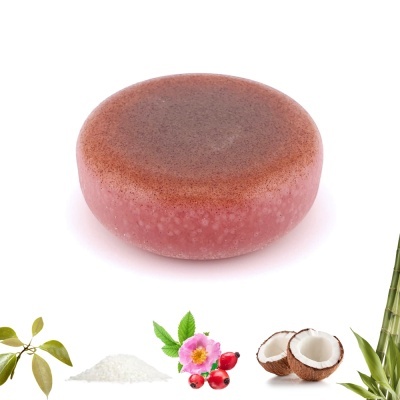 Saboaria redonda rosa e castanha com ingredientes naturais ao redor