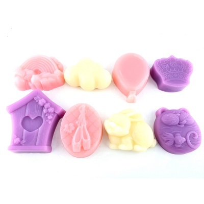 Oito sabões coloridos em formas variadas sobre fundo branco