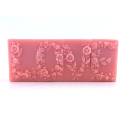 Sabonetes rosa com letras florais em relevo
