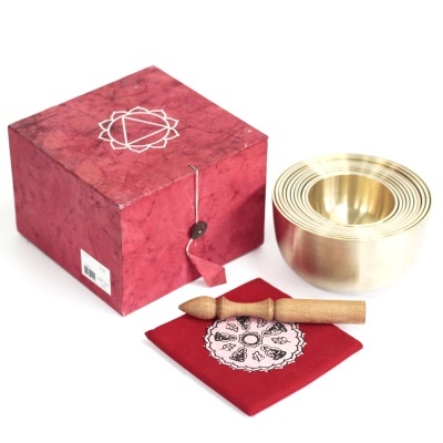 Conjunto de tigelas tibetanas douradas com bastão de madeira e pano vermelho em caixa vermelha