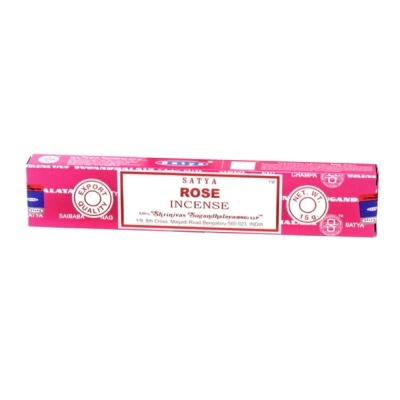Caixa rosa de incenso Satya Rose Incense com texto em branco e detalhes em vermelho