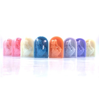 Conjunto de sabonetes coloridos com figuras de anjos em arco