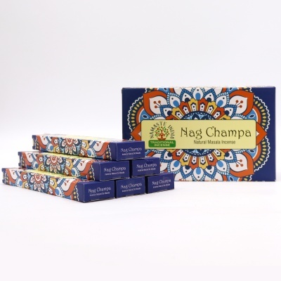 Caixas coloridas de incenso Nag Champa empilhadas