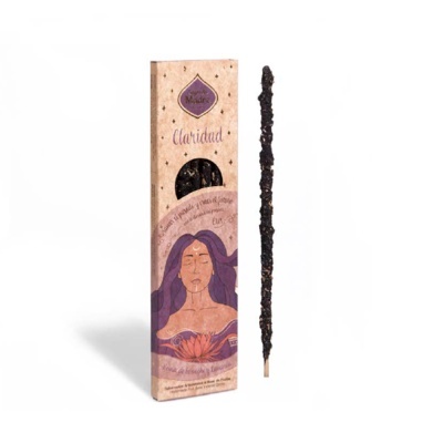 Incenso em embalagem bege e roxa com ilustração de mulher e flor, incenso preto