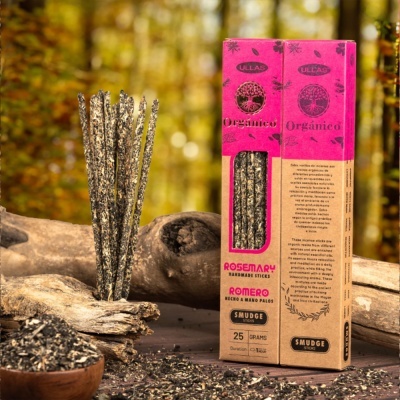 Palitos de incenso orgânico com embalagem em papel kraft e rosa, em fundo rústico de madeira.