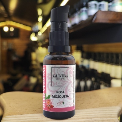 Frasco de óleo vegetal de Rosa Mosqueta Valentina Body Care em bancada