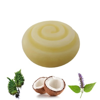 Sabonete redondo creme com espiral, folhas, coco e flores ao lado