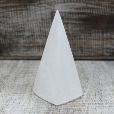 Cone decorativo branco em madeira clara e fundo escuro