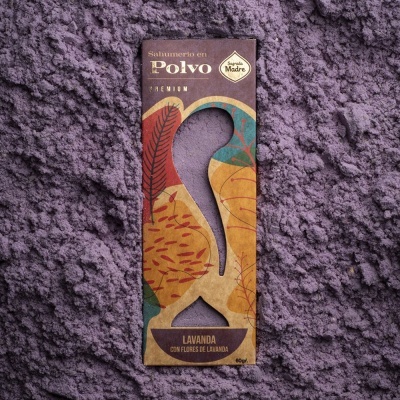 Embalagem de sabão em pó lavanda sobre pó roxo