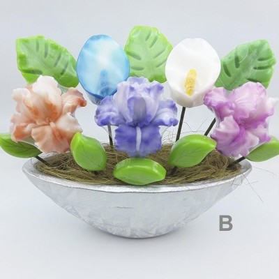 Arranjo decorativo com flores artificiais coloridas em vaso prateado