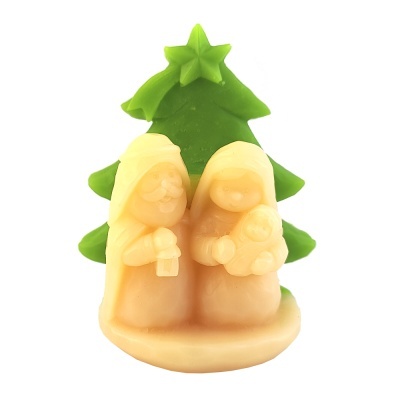 Figura da Sagrada Família com árvore de Natal verde