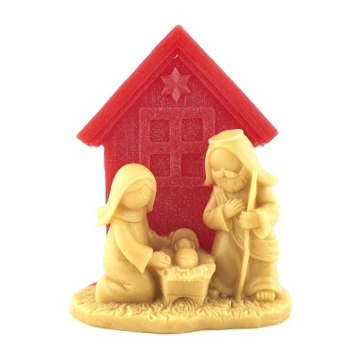 Figura natalícia da natividade com Maria, José, menino Jesus e casa vermelha ao fundo