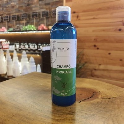 Frasco azul de champô para psoríase VALENTINA em mesa de madeira em loja