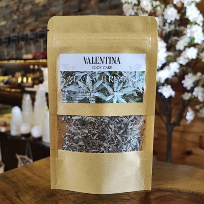Saco de papel com erva seca e etiqueta Valentina Body Care Salvia Branca