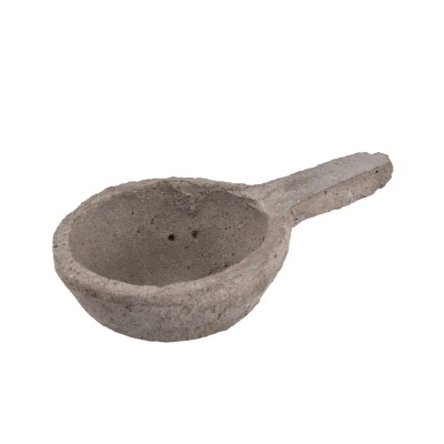 Colher de cimento cinzento com textura rugosa