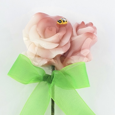 Rosas decorativas rosa com apanhador de abelhas e laço verde