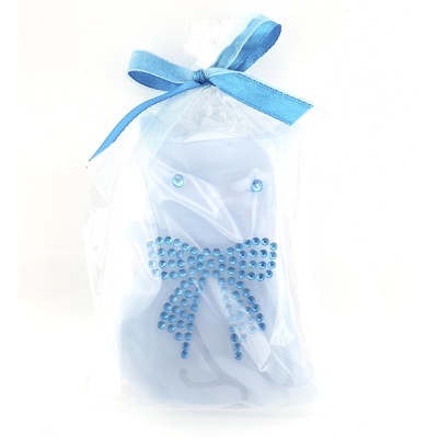 Vela branca com laço de pedras azuis embalada em saco transparente com fita azul