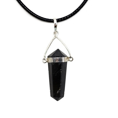 Pendente em forma de cristal preto com suporte metálico prateado e cordão preto