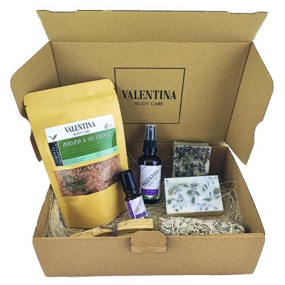 Conjunto VALENTINA BODY CARE com sais de banho, spray, óleo e sabonetes naturais em caixa de cartão