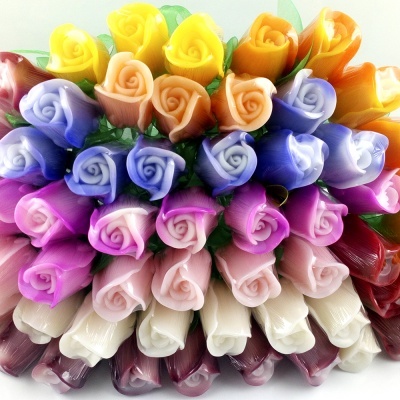 Rosas artificiais coloridas em pilha