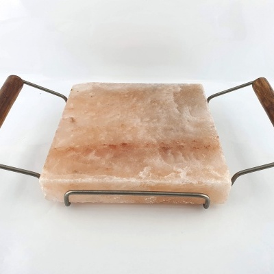 Tabuleiro quadrado de sal rosa com pegas em madeira e metal
