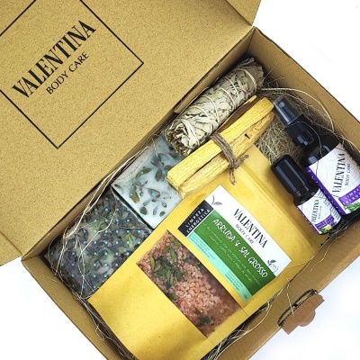 Caixa de cartão com produtos VALENTINA BODY CARE, sal grosso, sprays e ervas secas
