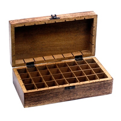 Caixa de madeira com 36 compartimentos e tampa aberta.