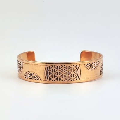 Pulseira cor de cobre com padrão geométrico gravado