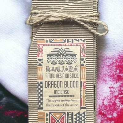 Embalagem de incenso Banjara Ritual Resin on Stick Dragon Blood com padrões coloridos, amarrada com corda rústica