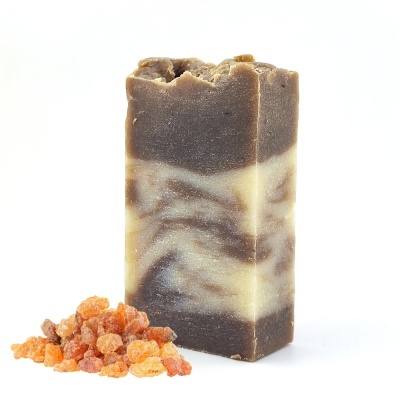 Sabonete em barra marmoreado castanho e bege com cristais âmbar ao lado