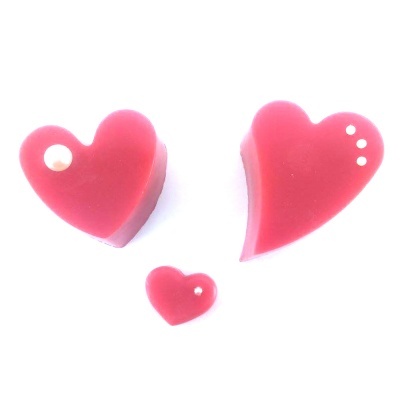 Três corações vermelhos sobre fundo branco