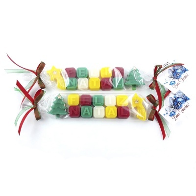 Conjuntos de marshmallows coloridos com palavras FELIZ NATAL e figuras de Natal em embalagem de celofane com fitas vermelhas e verdes
