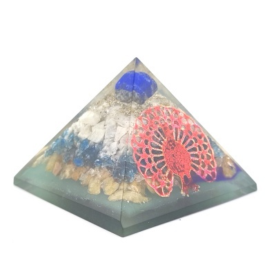 Pirâmide decorativa transparente com pedras e elemento vermelho em leque