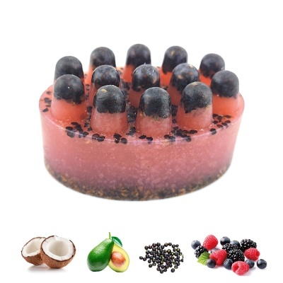 Produto gelatinoso rosa com pontos pretos, fundo branco