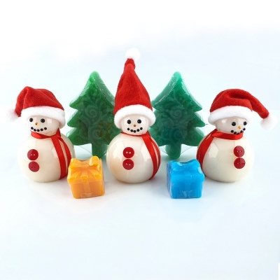 Três bonecos de neve brancos com chapéu e cachecol vermelhos, duas árvores verdes e dois presentes coloridos