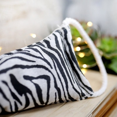 Máscara facial com padrão de zebra em preto e branco