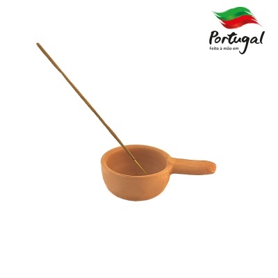 Incensário em barro com incenso a arder e logótipo de Portugal no fundo