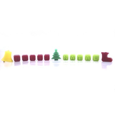 Blocos coloridos formando frase VELUZ NATAL com figuras natalícias em fundo branco