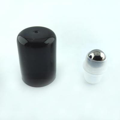 Aplicador com esfera metálica e tampa preta em fundo branco