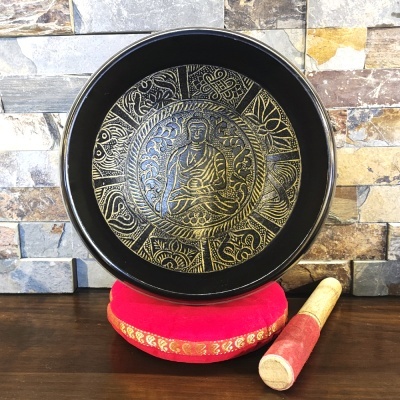 Jogo de taças tibetanas em metal preto com detalhes dourados e almofada vermelha