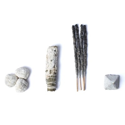 Pedras, charuto de folhas, varas de incenso queimado e cubo cinza sobre fundo branco
