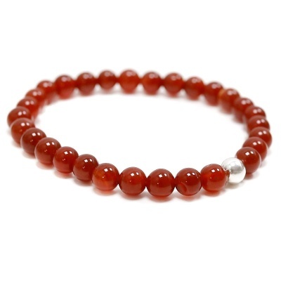 Pulseira de contas castanho-avermelhadas com uma conta prateada