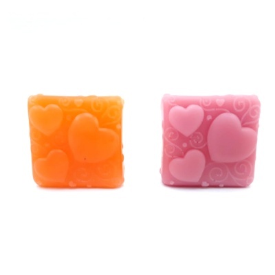 Duas caixas quadradas de silicone laranja e rosa com corações em relevo