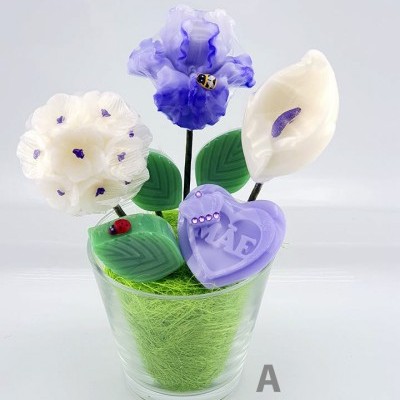 Arranjo decorativo de flores artificiais roxas e brancas em vaso de vidro