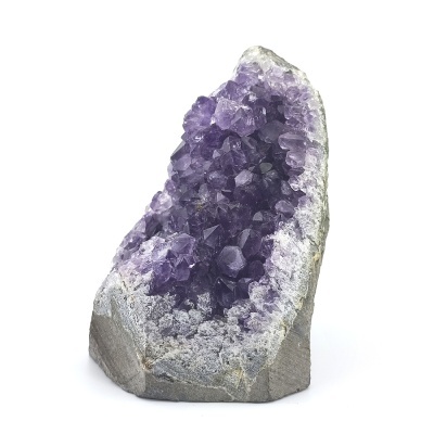 Geodo de ametista com cristais roxos e borda cinzenta