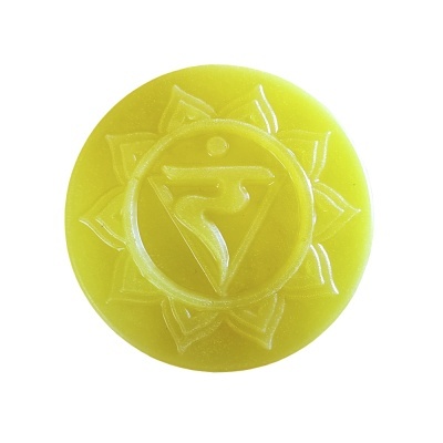 Sabonete redondo amarelo com símbolo em relevo e padrão floral