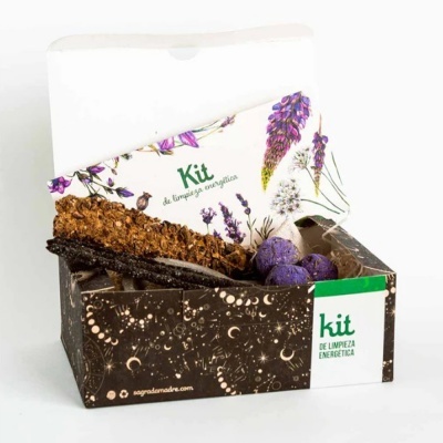 Kit de limpeza energizante com varas secas, bolas roxas e cartão floral dentro de caixa decorada com padrão cósmico