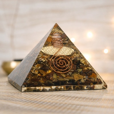 Pirâmide de resina com pedras e espiral de cobre decorativa